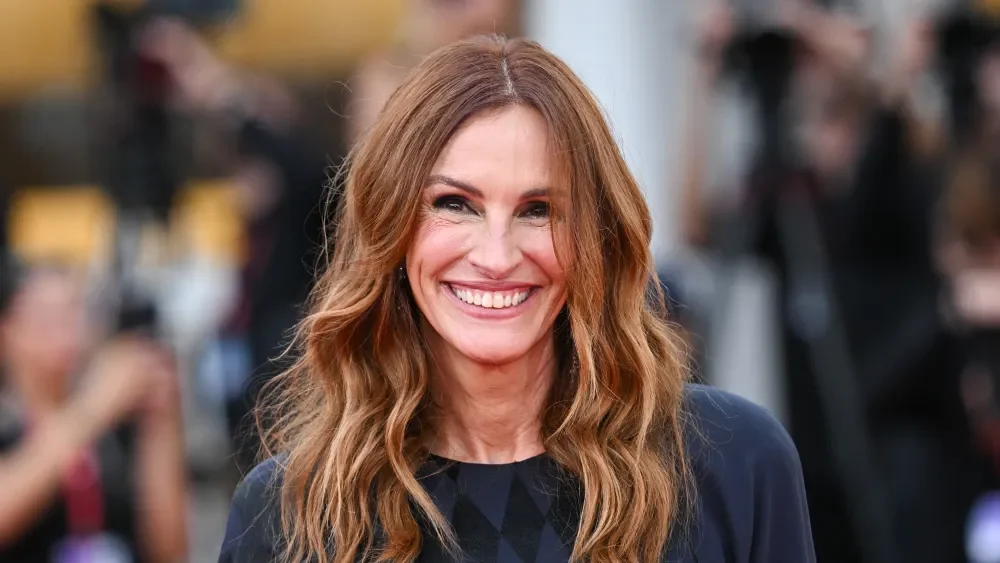 Image for Julia Roberts’ Manhattan Stroll Just Made Classic White Canvas Sneakers Look Cool Again